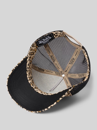 Produktfoto, Trucker Cap mit Label-Patch Modell 'Leo' von Von Dutch aus Baumwoll-Mix, verstärkter Schirm, verstellbarer Riegel an der Rückseite, Leoparden-Muster innen, beige und schwarze Farben, Netzstruktur und glatte Textur.