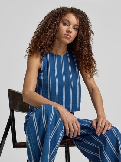 Frauenmodel trägt Jeansbluse mit rückseitigem Schlüsselloch-Ausschnitt von Jake*s Casual in Blau mit weißen Streifen, Reine Baumwolle, Gerader-Schnitt, Rundhalsausschnitt, Rückenlänge bei Größe 38: 44 cm, Nahaufnahme Oberkörper.