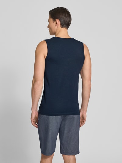 Männermodel trägt Regular Fit Tank Top aus reiner Baumwolle von s.Oliver RED LABEL, Optik: Unifarben, Flammgarn, Ganzkörperansicht Rückansicht.