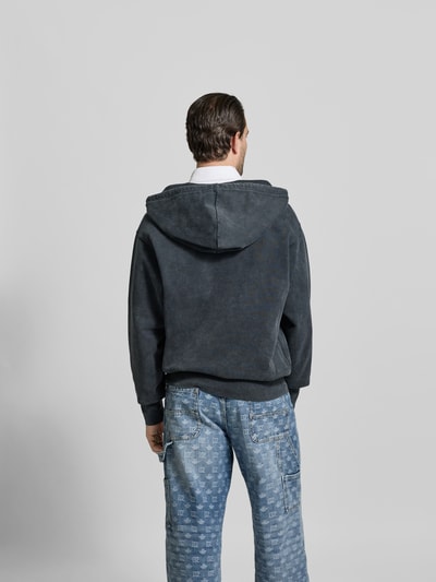 Männermodel trägt Oversized Hoodie aus Baumwolle von Dsquared2 in dunklem Used-Look mit Kapuze und Känguru-Tasche, Rückenlänge 70 cm, Ganzkörperansicht Rückansicht.