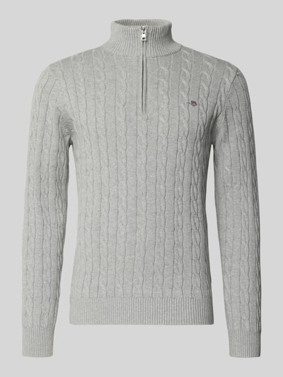 Produktfoto, Strickpullover mit gerippten Abschlüssen von Gant in Hellgrau, Reine Baumwolle, Slim-Fit, Stehkragen, kurzer Reißverschluss, Label-Stitching