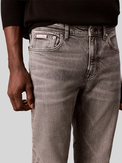 Calvin Klein Jeans Tapered Fit Jeans aus Baumwoll-Mix Hellgrau 3