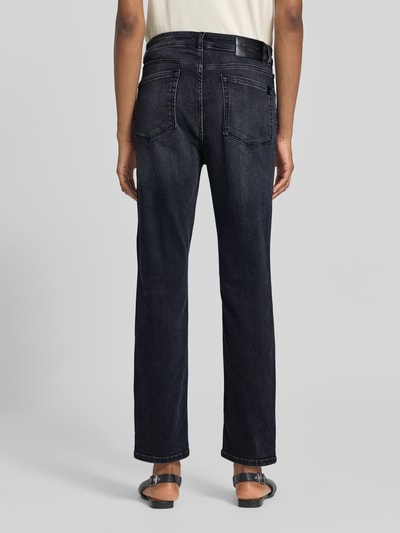 Frauenmodel trägt Slim Fit Jeans aus Baumwoll-Mix Modell 'LANA' von Max Mara, dunkles Denim, klare Nähte, Damen Slim Fit Jeans von Weekend Max Mara, Ganzkörperansicht Rückansicht.