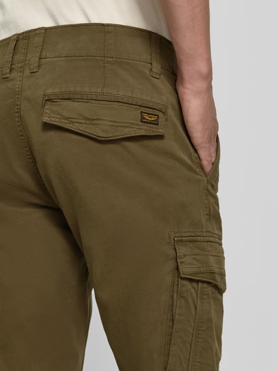 Mannenmodel draagt Slim Fit broek uit katoenmix in cargolook van PME Legend, olijfgroen, zichtbare knoop- en ritssluiting, detailopname bovenbeen, Bandwijdte maat 32/32: 44 cm, Binnenbeenlengte maat 32/32: 80 cm
