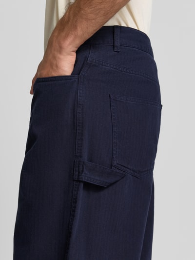 Männermodel trägt dunkelblaue Anzughose mit Bügelfalten Modell 'Como Solid Slack Pants' von Les Deux, reine Baumwolle, Nahaufnahme Oberkörper