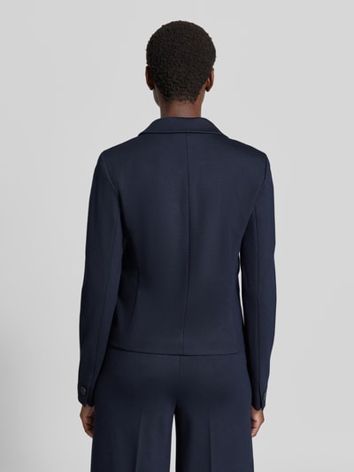 Frauenmodel trägt Blazer aus Viskose-Mix mit Reverskragen von MORE & MORE in Dunkelblau, glatte Struktur, Ganzkörperansicht Rückansicht.