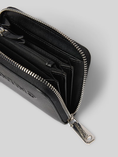 Produktfoto, schwarzes Portemonnaie mit Label-Prägung Modell 'PANDIA' von VALENTINO BAGS, Hauptfach mit Reißverschluss, diverse Einsteckfächer, Reißverschlussfach innen, strukturierte Oberfläche.