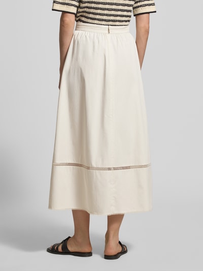 Frauenmodel trägt Midirock mit Häkelspitze von Marc Cain in Creme, A-Linie, Baumwoll-Mix mit Stretch, Ganzkörperansicht Rückansicht.