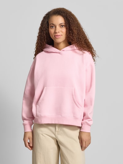 Frauenmodel trägt Relaxed Fit Hoodie mit Baumwoll-Anteil Modell 'ADELE' von ONLY, Optik: Unifarben, Kängurutasche, Sweat, Ganzkörperansicht von vorne