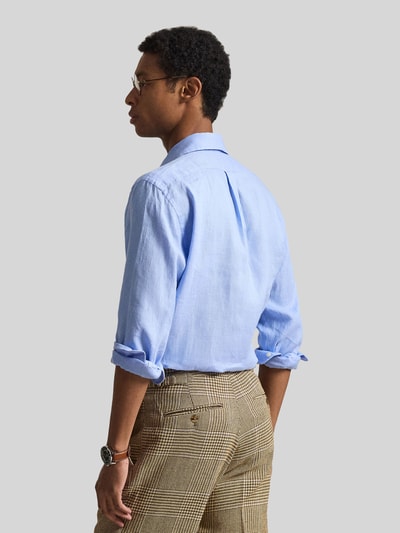Mannenmodel draagt Regular Fit vrijetijdsoverhemd uit puur linnen van Polo Ralph Lauren, look: effen kleuren, achteraanzicht, rugopname.