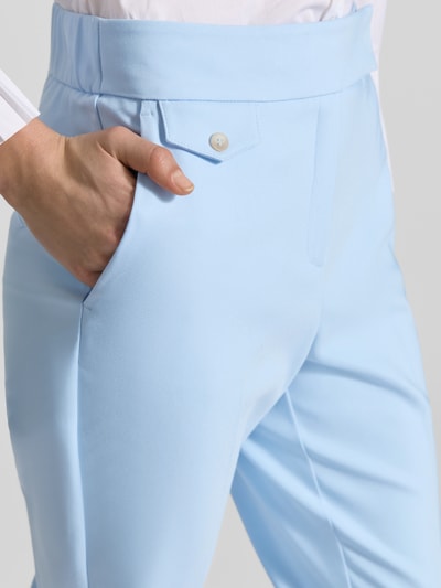 Vrouwenmodel draagt Regular Fit stoffen broek met katoen van s.Oliver BLACK LABEL, effen look, persplooien, steekzakken, detailopname heup.