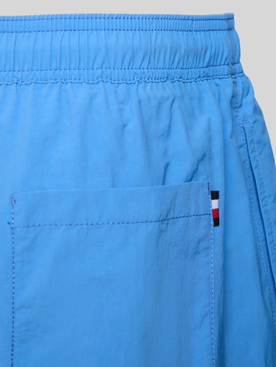 Produktfoto, Regular Fit Badehose mit Logo Stitching von Tommy Hilfiger in Hellblau, glatte Textur, aufgesetzte Gesäßtasche, unifarben