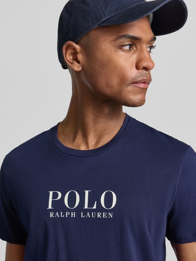 Männermodel trägt Regular Fit Pyjama-Oberteil aus reiner Baumwolle Modell 'CREW-SLEEP-TOP' von Polo Ralph Lauren Underwear in Unifarben mit Logo-Stitching und Label Print, Crew Neck, Kurzarm, Nahaufnahme Oberkörper.