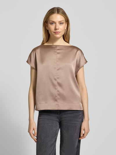 Frauenmodel trägt Blusenshirt mit Rundhalsausschnitt von OPUS in lockerer Passform, glänzende beige Oberfläche, Ganzkörperansicht von vorne.