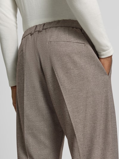 Männermodel trägt Straight Fit Hose mit Viskose-Anteil Modell 'Luigi' von CINQUE in Beige, elastischer Material-Mix, Detailaufnahme Rückansicht.