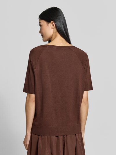 Frauenmodel trägt Shirt aus Lyocell-Mix von Luisa Cerano in Braun, lockere Passform, Raglanärmel, Rückenansicht, Ganzkörperansicht Rückansicht.