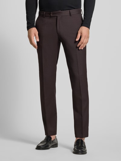 Männermodel draagt Straight Fit pantalon van zuivere scheerwol Model 'Paco' van CG – CLUB of GENTS, donkerbruin, Bandplooien, zij- en achterzakken, knoop- en ritssluiting, bandwijdte maat 50: 44 cm, binnenbeenlengte maat 50: 80 cm, Ganzkörperansicht van voren.