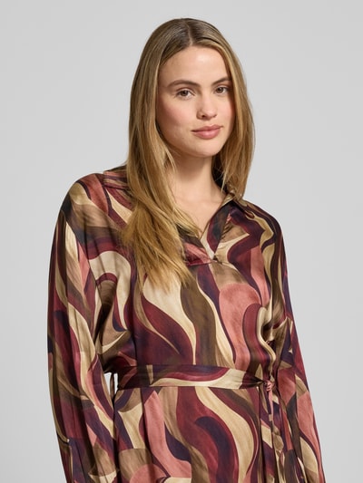 Vrouwenmodel draagt Minikleid aus Viskose mit Bindegürtel Modell 'Be44atricee' van ZABAIONE met abstracte patronen, Nahaufnahme bovenlichaam. Reine viscose, A-lijn, omgeslagen kraag, V-hals, bindceintuur, maat S.