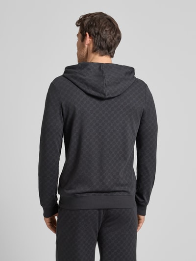 Männermodel trägt Sweatjacke mit Logo-Muster und Kapuze von JOOP! Collection, Reine Baumwolle, Regular-Fit, Rückenlänge 69 cm, Ganzkörperansicht Rückansicht