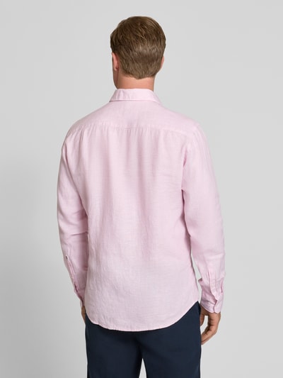 Männermodel trägt Regular Fit Business-Hemd aus Leinen mit Kentkragen von SEIDENSTICKER in Hellrosa, ganzkörperansicht Rückansicht. Reines Leinen, Regular-Fit, Kentkragen, Knopfleiste, Rückenlänge 79 cm, Schulterbreite 46 cm, Ärmellänge 67 cm.