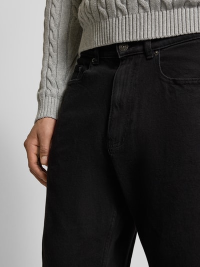 Männermodel trägt Baggy Jeans in klassischem Five-Pocket-Design von Review, schwarz, Baumwoll-Elasthan-Mix, Nahaufnahme Oberkörper.