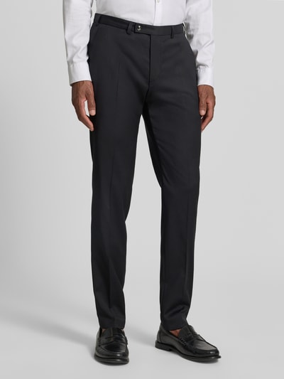 Männermodel trägt Slim Fit Anzughose mit Bügelfalten Modell 'Move Apollo' von DIGEL aus Schurwoll-Elasthan-Mix, Nahaufnahme Unterkörper. Bundweite bei Größe 50: 35 cm, Innenbeinlänge 80 cm, Gesäßtaschen, schwarzer Anzug-Stoff.