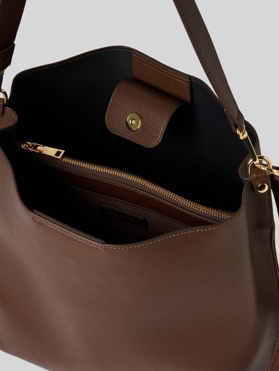 Produktfoto, braune Handtasche in Leder-Optik Modell 'Nelma' von Seidenfelt, goldener Reißverschluss, Magnetverschluss, strukturierte Oberfläche, abnehmbarer Schulterriemen, Logo-Detail, Hauptfach, 31x35x17 cm, 68 cm Schulterriemen