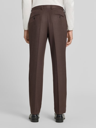 Männermodel trägt Anzughose mit Bügelfalte und Eingrifftaschen von Christian Berg Men in Braun, Material-Mix, Straight Fit, Ganzkörperansicht Rückansicht.