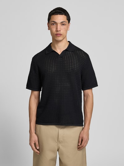 Męski model nosi Regular Fit Poloshirt mit V-Ausschnitt od Jack & Jones z bawełny, krój regular fit, długość tyłu 67 cm, widok z przodu całej sylwetki.
