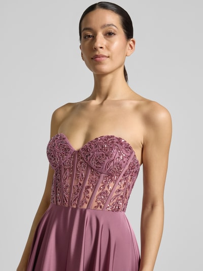 Kobiece model prezentuje 'Abendkleid mit Ziersteinbesatz' od Laona, kolor fioletowy, sercowy dekolt, efekt gorsetu, zdobienia, widoczny zamek, długość pleców 130 cm, szerokość w rozmiarze 36: 36 cm, widok z przodu, zbliżenie na górną część ciała.