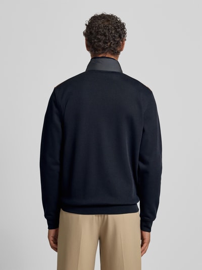 Mannenmodel draagt Sweatjack met Labeldetail van Bugatti, katoenmix, regular fit, ribboorden, opstaande kraag, ruglengte M 68 cm, mouwlengte 67 cm, ritszakken. Ganzkörperansicht Rückansicht.