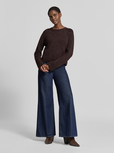 Frauenmodel trägt Wollpullover aus Schurwoll-Mix von Lanius, lockere Passform, gerippte Abschlüsse, dunkle Farbe, Ganzkörperansicht von vorne.