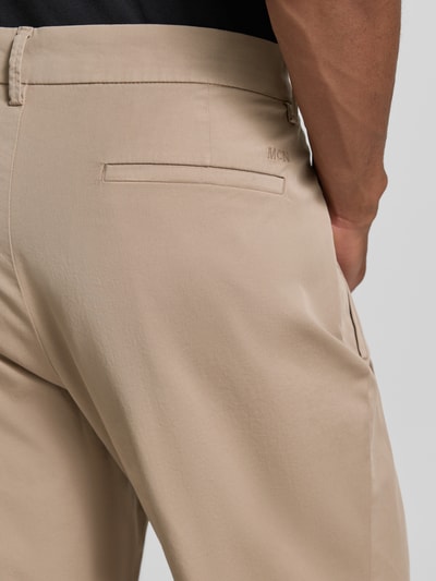 Männermodel trägt Loose Fit Bundfaltenhose mit Gesäßtaschen von MCNEAL aus Baumwoll-Elasthan-Mix, Detailaufnahme Rückansicht.