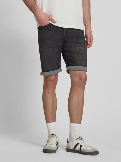 Männermodel trägt Slim Fit Jeansshorts mit Umschlag von REVIEW, dunkler Baumwoll-Mix mit Stretch, Eingrifftaschen, Ganzkörperansicht von vorne.