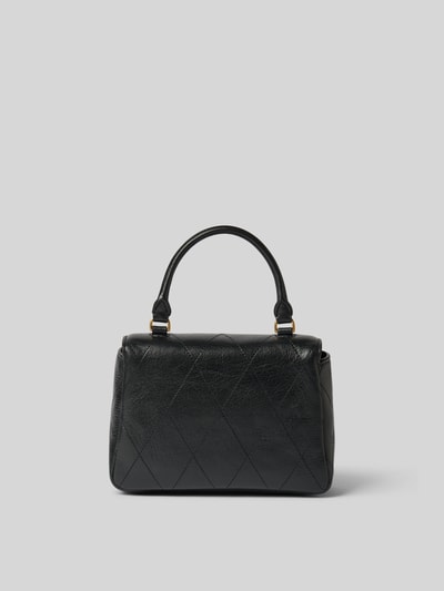Produktfoto, schwarze Crossbody Bag in Stepp-Optik von Tory Burch, goldfarbener Kettentrageriemen, Logo-Detail, glatte Struktur, rechteckige Form, Hauptfach mit Überschlag und Reißverschluss-Innenfach, Maße 16x12x6 cm.