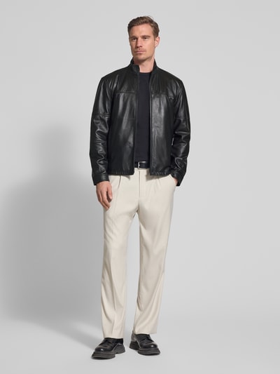 Männermodel trägt Regular Fit Lederjacke aus Lammnappa Modell 'JIMMY-S' von Strellson, Optik: Unifarben, Ganzkörperansicht von vorne