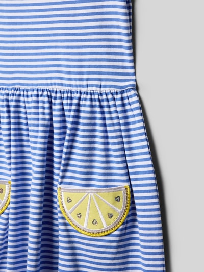 Productfoto, Regular Fit Shirtkleid met siersteentjes van DANAMADE, blauwe-witte strepen, opgestikte zakken, ronde hals, motiefstitching, getailleerd, ruglengte bij maat 116: 62 cm