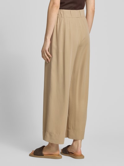 Vrouwenmodel draagt Weite Hose aus Lyocell van Marc O'Polo Denim in look: effen, regular fit, wide leg van lyocell, boord elastisch, zij-steekzakken, labelpatch, materiaal lyocell, Ganzlichaamsaanzicht achterkant.