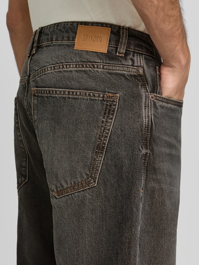 Männermodel trägt Regular Fit Jeans aus reiner Baumwolle Modell 'RAWDY' von DRYKORN, mittlere Waschung, 5-Pocket-Design, Nahaufnahme Rückansicht.