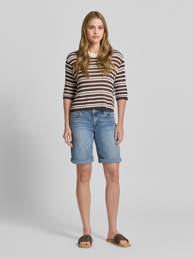 Frauenmodel trägt Jeansshorts mit Umschlag Modell 'Italy' von Buena Vista, Viskose-Baumwoll-Mix, Straight Fit, Eingrifftaschen, Ganzkörperansicht von vorne.