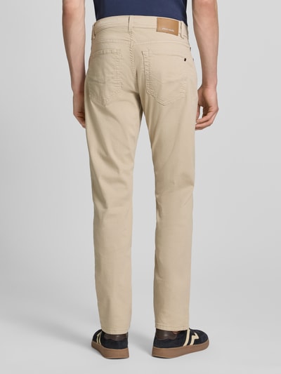 Männermodel trägt Jeans mit Label-Detail Modell 'Lyon' von Pierre Cardin in Beige, Regular Fit, Baumwoll-Mix, Ganzkörperansicht Rückansicht.