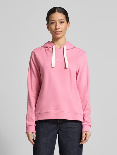 Vrouwenmodel draagt Regular Fit Hoodie aus Baumwoll-Mix van Tom Tailor Denim in effen roze sweatstof met geborduurde applicatie, lange mouwen en geribde boorden, capuchon met tunnelkoord, zijslitten; vooraanzicht van het hele lichaam.