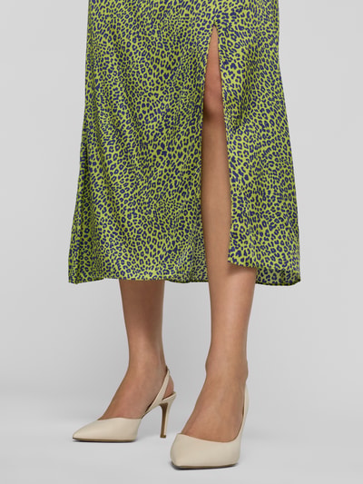 Vrouwenmodel draagt Midirok aus Viskose-Mix mit Seiden-Anteil van Marc Cain, all-over dierenprint, split, lichte A-lijn, detailopname onderbenen