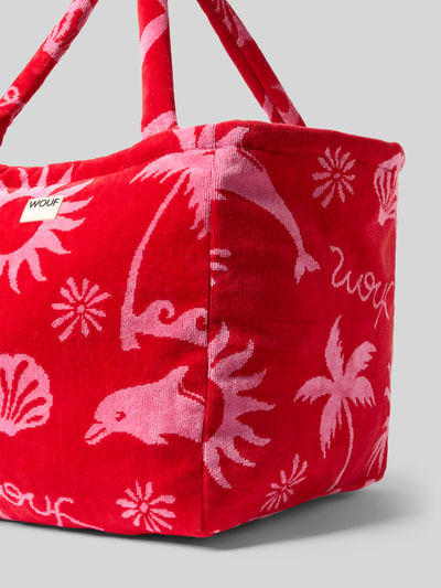 Produktfoto, Tote Bag mit Label-Patch Modell 'Tulum' von WOUF z bawełny ekologicznej, czerwono-różowy wzór, główna przegroda, szerokie ramiączka, wymiary: szerokość w rozmiarze 1: 34 cm, długość w rozmiarze 1: 33 cm, głębokość w rozmiarze 1: 34 cm, długość paska w rozmiarze 1: 59 cm