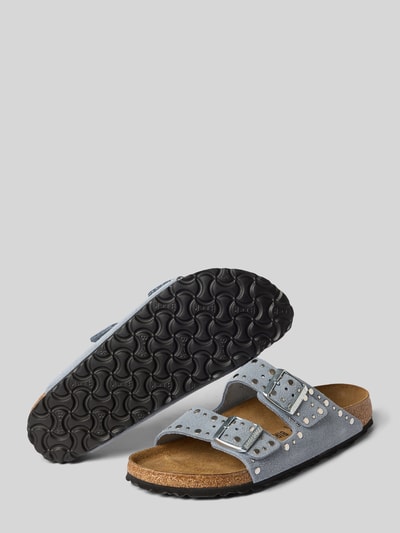 Produktfoto, Hausschuhe aus echtem Leder Modell 'Arizona' von Birkenstock, hellblau mit Nieten, strukturierte Sohle, offene Ferse, abgerundete Passform, Absatzhöhe 3 cm, Damen Hausschuhe