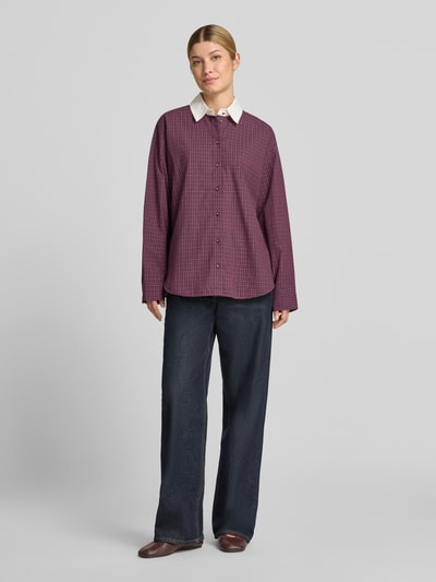 Frauenmodel trägt Oversized Langarmbluse aus reiner Baumwolle von Jake*s Casual mit kleinkariertem Muster in Rot und Weiß, Ganzkörperansicht von vorne.