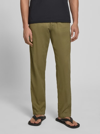 Männermodel trägt Relaxed Fit Hose aus Baumwoll-Leinen-Mix Modell 'KANE' von Jack & Jones in Olivgrün, Struktur fein, Ganzkörperansicht von vorne, Herren Hose, elastischer Bund, Schnürung, Gesäßtaschen, Bundweite 42 cm, Innenbeinlänge 82 cm.