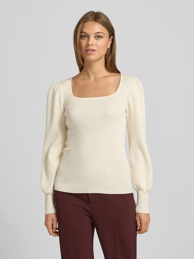 Frauenmodel trägt Strickpullover mit Puffärmeln Modell 'DIEKA' von Lauren Ralph Lauren, cremefarben, Ripp-Optik, Karree-Ausschnitt, Ganzkörperansicht von vorne. Baumwoll-Mix mit Modal-Anteil, Slim Fit, elegante Struktur.
