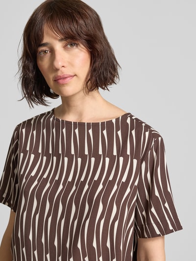 Vrouwenmodel draagt Regular Fit blouse uit viscose model 'Ferona bamboo' van OPUS met all-over look en ronde hals, detailopname bovenlichaam.