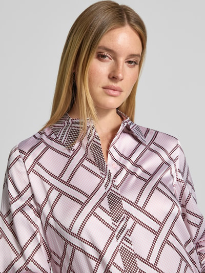 Vrouwenmodel draagt Regular Fit overhemdblouse uit zijdemix van HERZENS met overhemdkraag, langemouwen, ruglengte 68 cm, mouwlengte 62 cm, detailopname bovenlichaam.